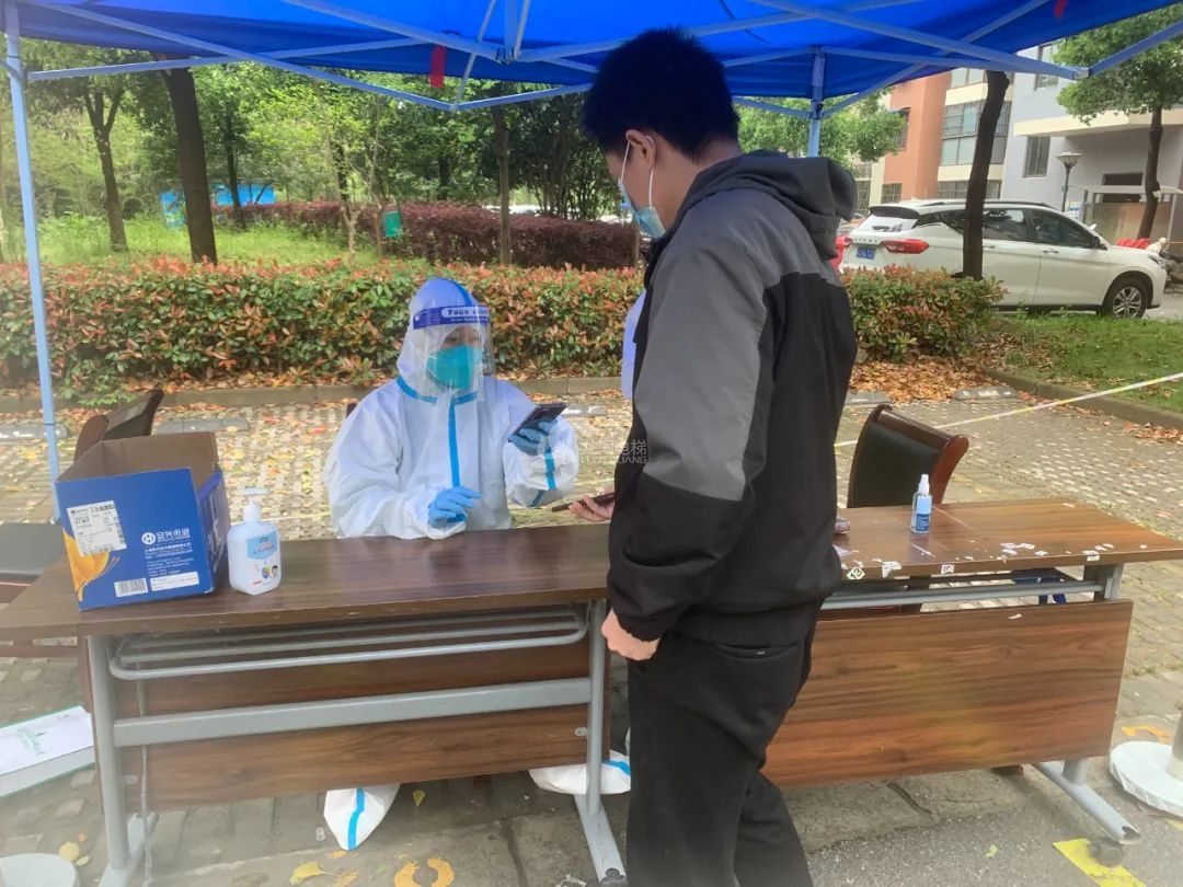 齊心抗疫，龍闖電梯與上海在一起444.jpg